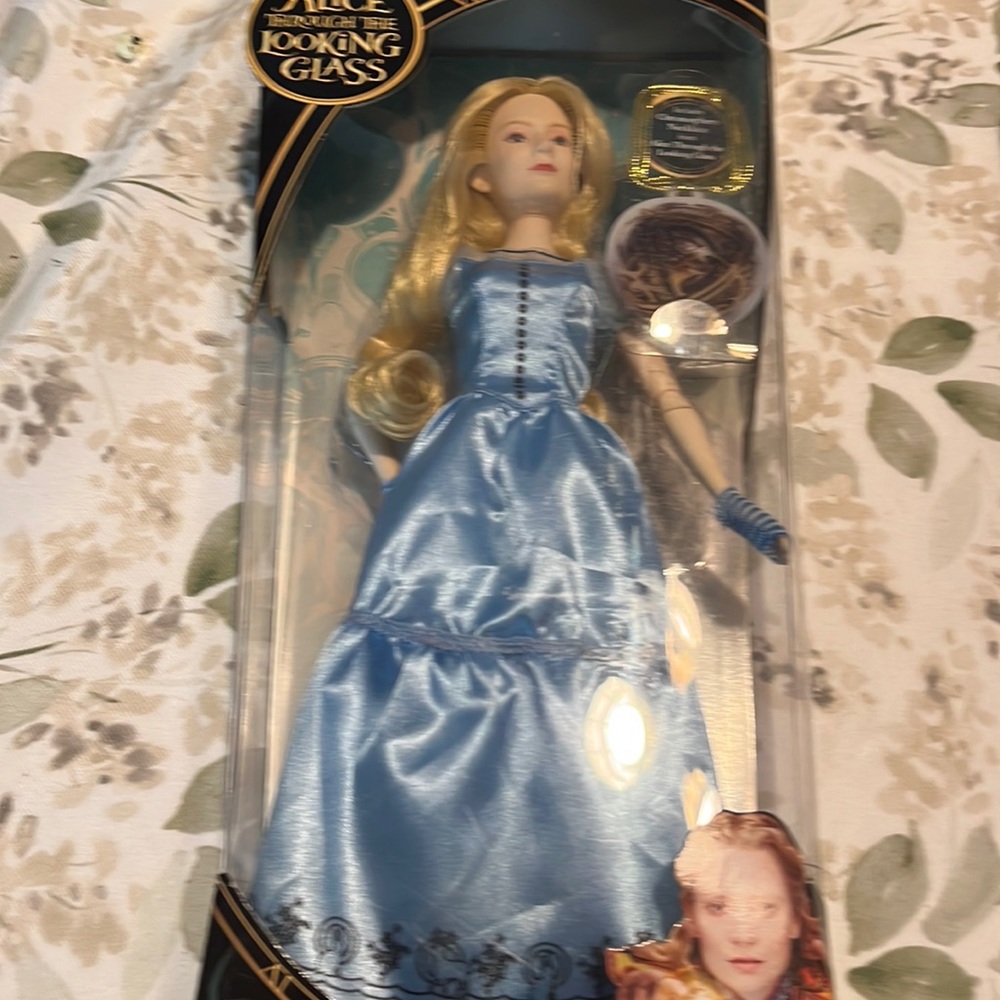 Disney Alice through the looking glass Alice figure